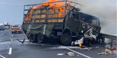 Авто охватило пламя. В Хмельницкой области военный грузовик попал в ДТП, есть погибшие — видео - nv.ua - Хмельницкая обл.
