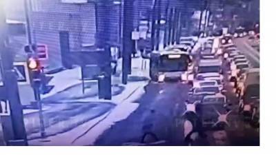 Видео: "ГАЗель" снесла остановку на Благодатной улице - piter.tv