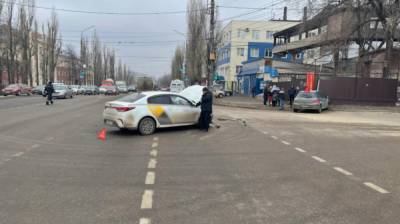 Иномарка после устроенного таксистом ДТП влетела в светофор и сбила воронежца - vestivrn.ru - Воронеж - район Хохольский