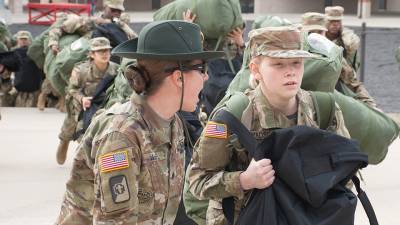 Американцы объяснили важную роль женщин в армии - inforeactor.ru - county Bee