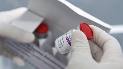 Вьетнам не будет прививать пожилых людей вакциной AstraZeneca - iz.ru - Вьетнам