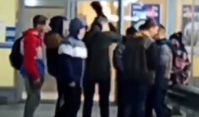 В Киеве толпа подростков набросилась на 12-летнего мальчика, видео: вмешались взрослые - politeka.net - Киев