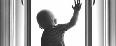 Выпавший из окна в Смоленске 6-летний мальчик умер в больнице - runews24.ru - Смоленск