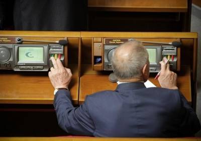 Какие гаджеты помогают депутатам обмануть сенсорную кнопку - kp.ua