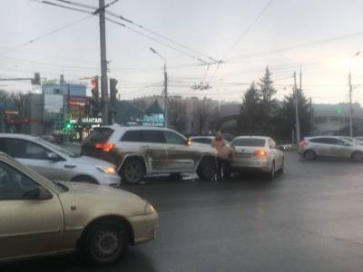 В Рязани у автовокзала столкнулись внедорожник и легковушка - 7info.ru - Рязань