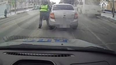 В Удмуртии нетрезвый водитель протащил по дороге и ударил инспектора ГИБДД - gorodglazov.com - респ. Удмуртия - Можга
