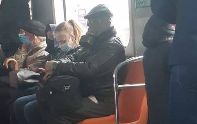 В метро Киева заметили пассажира в противогазе - korrespondent.net - Киев