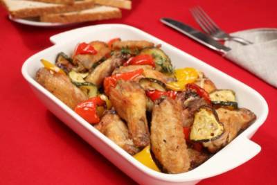 Как приготовить куриные крылышки с овощами в духовке: домашний рецепт - 24tv.ua
