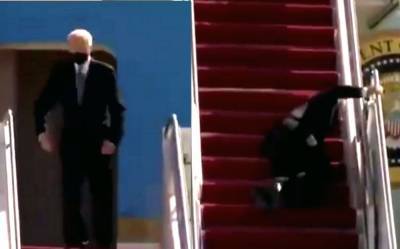 Владимир Путин - Камалу Харрис - Джо Байден - Байден трижды споткнулся и упал, поднимаясь по трапу самолёта (видео) - sharij.net - шт. Джорджия