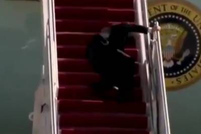 Джо Байден - Жан-Пьер Карин - Белый дом объяснил падение Байдена сильным ветром - mk.ru - шт. Джорджия