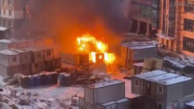 ФАН публикует видео с места крупного пожара на стройке в Петербурге - riafan.ru - Санкт-Петербург