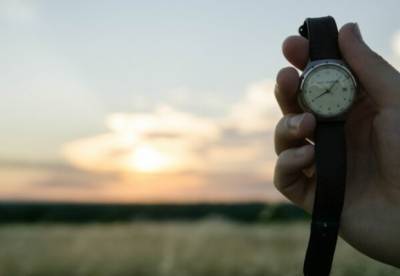 Переход на летнее время в Украине 2021: когда нужно переводить часы - facenews.ua