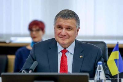 Арсен Аваков - Аваков отреагировал на кричалку, что он «черт» - lenta.ua