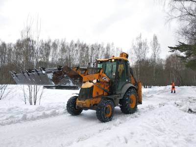 В Битцевском лесу заметили тяжелую технику, убиравшую снег вместе с асфальтом - mskgazeta.ru