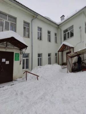 Падал ли снег в Кириллове на женщину с детьми? - vologda-poisk.ru - Вологодская обл. - Вологда