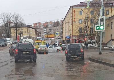 Медики осматривают четырех человек, попавших этим утром в жесткое ДТП в Смоленске - rabochy-put.ru - Смоленск