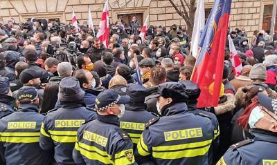 В центре Тбилиси начались столкновения между оппозицией и полицейскими - og.ru - Грузия - Тбилиси