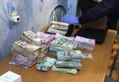На Харьковщине у поселкового головы при обыске нашли $200 тысяч (фото) - facenews.ua - Харьковская обл.
