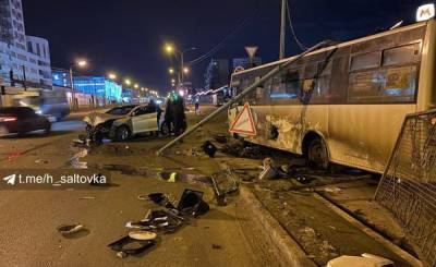 В Харькове на маршрутку с пассажирами упал бетонный столб - news.bigmir.net - Харьков