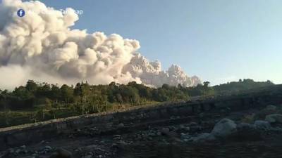 На индонезийском острове Суматра во вторник вновь "проснулся" вулкан Синабунг - piter.tv - Индонезия