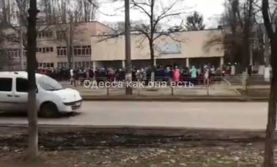 Масштабная угроза взрыва в Одессе, детей срочно вывели на улицу: кадры происходящего - odessa.politeka.net - Одесса