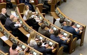 «Те, у кого нет трех рук, кнопкодавить не смогут»: украинская Рада начала использовать сенсорную кнопку - charter97.org