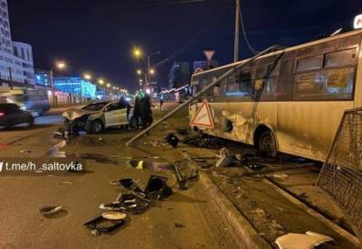 В Харькове электроопора упала на маршрутку с людьми (фото) - facenews.ua - Харьков