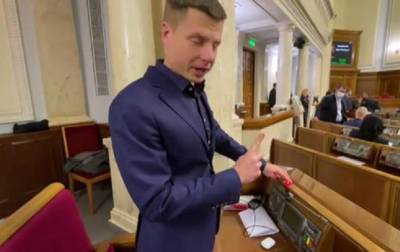Алексей Гончаренко - "Голосовать хвостом": нардеп показал кнопку в Раде - korrespondent.net