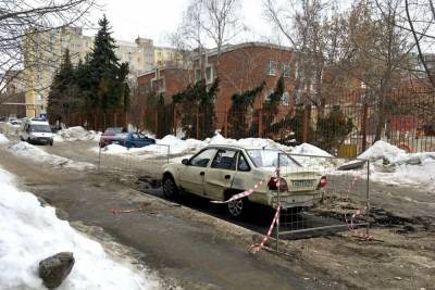 Такого в Саратове не было: автолюбитель соорудил гараж посреди проезжей части - saratov.mk.ru - Саратов