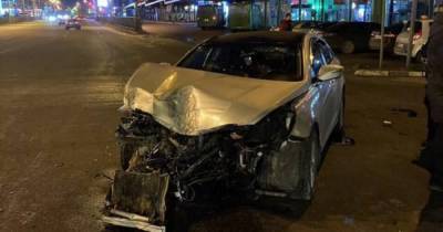 В Харькове таксис протаранил забор и столб, который завалился на автобус с пассажирами - tsn.ua - Харьков