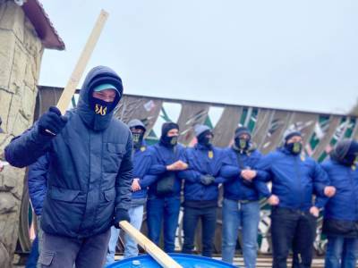 Виктор Медведчук - Тарас Козак - Пикет против бизнеса Козака и Медведчука: "Нацкорпус" заблокировал отель и завод на Львовщине - 24tv.ua - Львов