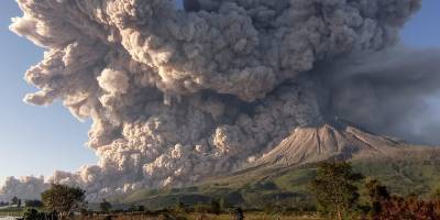 Начало извержения вулкана Синабунг на Суматре попало на видео - nv.ua