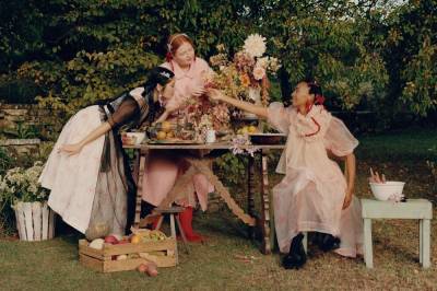 Ирина Шейк - Рекламная кампания Simone Rocha x H&M в английских садах: романтические кадры - 24tv.ua
