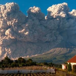 На Суматре проходит извержение вулкана Синабунг. Фото - reporter-ua.com - Индонезия