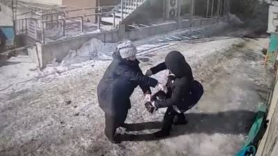 В Уссурийске грабитель ранил пенсионерку ножом. Видео - vesti.ru - Приморье край - Уссурийск