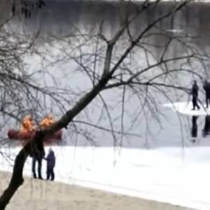 В столице спасли двух людей с дрейфующей льдины. Видео - reporter-ua.com - Киев