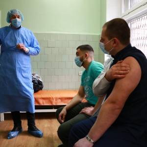 Прививку против COVID сделали 157 запорожских медиков - reporter-ua.com - Запорожская обл. - Донецкая обл.