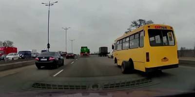 В Киеве возле Жулян у маршрутки отвалилось колесо - в сеть попало видео - ТЕЛЕГРАФ - telegraf.com.ua - Киев - Київ