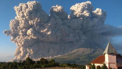 Извержение вулкана на Суматре восхитило россиян и напугало бирманцев - polit.info - Индонезия