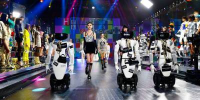 С роботом на подиуме. Dolce & Gabbana представил новую коллекцию на Неделе моды в Милане - nv.ua