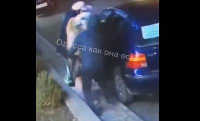 В Одессе мужчину застукали за мерзким занятием, видео: "проводил даму, а потом..." - odessa.politeka.net - Одесса