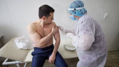 Владимир Зеленский - Петр Порошенко - Вирусолога Зуева рассмешила демонстративная вакцинация Зеленского - polit.info - Украина