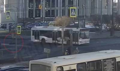 Мальчика на самокате сбил автобус у станции метро «Парк Победы» - neva.today - Санкт-Петербург