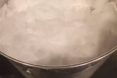 Женщина осталась без воды, вскипятила снег для мытья волос и прославилась в сети - lenta.ru - Техас