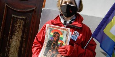 Kacper Pempel - Польский суд оправдал активисток, нарисовавших ЛГБТ-нимбы на плакатах с иконой - nv.ua - Польша