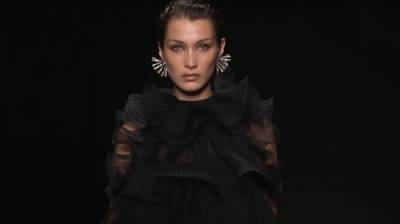 Белла Хадид - Белла Хадид из "Victoria's Secret" без белья соблазнила прелестями в топе на булавочках: "Просто чудо" - sport.politeka.net