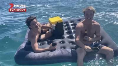 Попивая пиво на матрасе: друзья потерялись в океане у побережья Западной Австралии - 24tv.ua - Австралия - Новости