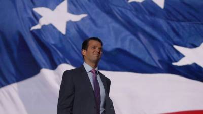 Дональд Трамп - Джо Байден - Сын Трампа усомнился, что ветер привел к падению Байдена на трапе самолета - gazeta.ru