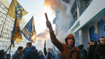 Владимир Зеленский - Петр Порошенко - На Украине продлили санкции против двух российских банков - vesti.ru