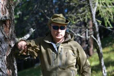 Сергей Шойгу - Владимир Путин - Дмитрий Песков - Кремль рассекретил имя того, кто будет сопровождать Путина в сибирскую тайгу - lenta.ua - Россия